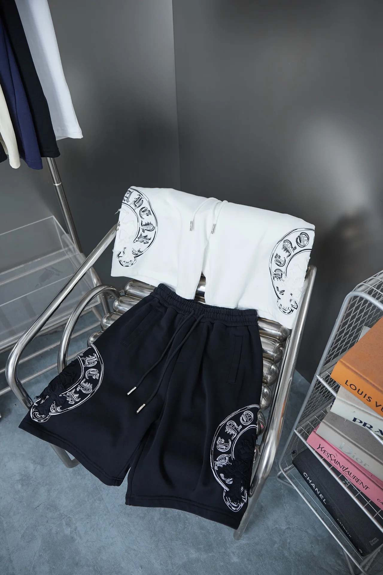 🅿️230 Ch*ome Hearte 2025ss new shorts with contrasting color thread embroidery shorts. Light luxury. A must-have item for daily commuting for men and women. Correct version. Comparisons are welcome. Detailed features · Made of 380g pure cotton health cloth fabric. · Imported Tajima machine embroidery. Honbu patchwork with contrasting color thread. Loose waistband · Double-needle cross-stitching process · Original main mark, washed tag, moisture-proof paper packaging Color: Black/White Size: S M L XL